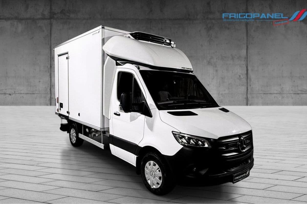 Verkstedarbeid med gnister på næringsbilkaross